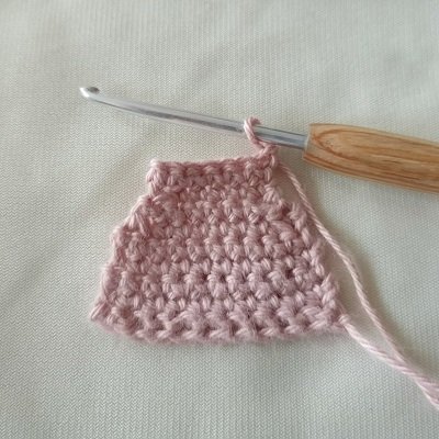 Blog-Inhaltsbild für 'Kostenlose Häkelanleitung - Schlüsselanhänger/Taschenbaumler Kleid/ Corsage'